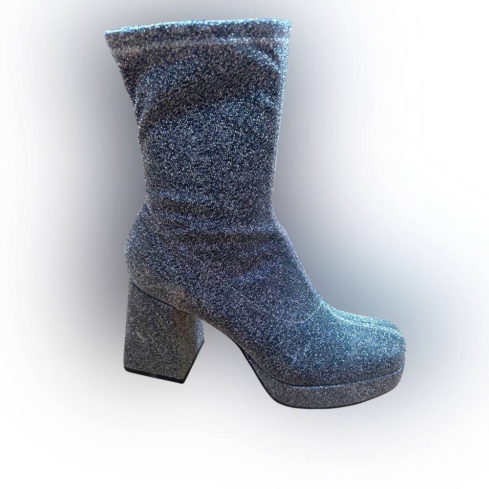 Abound Silver Glitter Platform Boots
📏 Size: 8.5M
📦 Condition: New without box